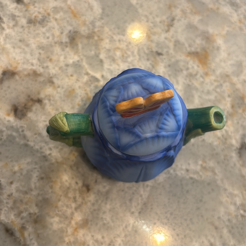 Teapot set, Miniature with removable lids. Large is Avon. Two smaller unmarked. - Picture 4 of 13